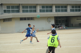 お父さんに教えてもらいながら、仲良く撮影されていました。(豆記者・中川さん(6年生)撮影) お父さんに教えてもらいながら、仲良く撮影されていました。