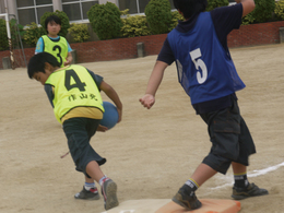でんこうせっかのアウト!(豆記者・三好さん(2年生)撮影) でんこうせっかのアウト!