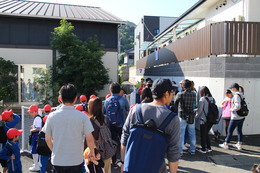 殿井の泉に来てます(ホームページ委員会取材班撮影) 殿井の泉に来てます