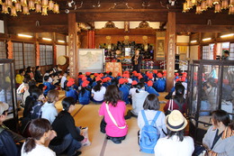 香西寺で住職さんのお話です(ホームページ委員会取材班撮影) 香西寺で住職さんのお話です