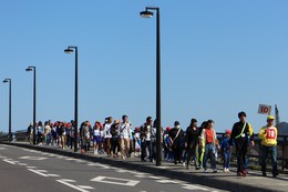 ドリームアイランドへ繋がる橋の上の10コースの参加者です(ホームページ委員会取材班撮影) ドリームアイランドへ繋がる橋の上の10コースの参加者です