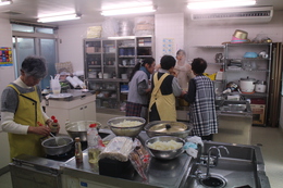 厨房では伝統料理の仕込み中(ホームページ委員会取材班撮影) 厨房では伝統料理の仕込み中