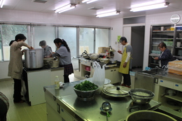 厨房では伝統料理の仕込み中(ホームページ委員会取材班撮影) 厨房では伝統料理の仕込み中