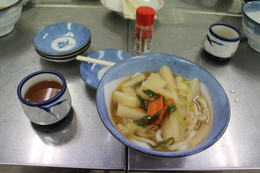 伝統料理、具沢山のしっぽくうどん(ホームページ委員会取材班撮影) 伝統料理、具沢山のしっぽくうどん