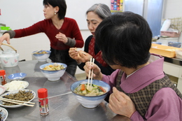 しっぽくうどんを頂いています(ホームページ委員会取材班撮影) しっぽくうどんを頂いています