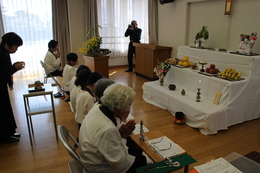 針供養の始まりです(ホームページ委員会取材班撮影) 針供養の始まりです