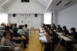 供養終了後はまた大正琴の生演奏(ホームページ委員会取材班撮影) 供養終了後はまた大正琴の生演奏