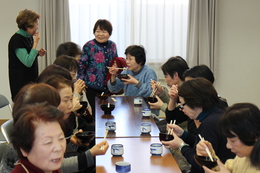 最後はぜんざいが振舞われました(ホームページ委員会取材班撮影) 最後はぜんざいが振舞われました