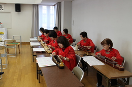 会場のBGMは大正琴の生演奏(ホームページ委員会取材班撮影) 会場のBGMは大正琴の生演奏