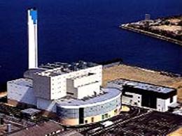 瀬戸内海のブルーにマッチしたおしゃれな施設。汚れた煙は出さない特別な高い高い煙突。その先にもブルーを配してなかなかファッショナブル❗(参考画像撮影) 瀬戸内海のブルーにマッチしたおしゃれな施設。汚れた煙は出さない特別な高い高い煙突。その先にもブルーを配してなかなかファッショナブル❗
