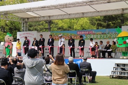 オープニングセレモニーのテープカット(ホームページ委員会取材班撮影) オープニングセレモニーのテープカット