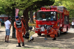 救助工作車と記念撮影(ホームページ委員会取材班撮影) 救助工作車と記念撮影