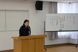遊ゆう会の活動説明中の浅田史子リーダーです(ホームページ委員会取材班撮影) 遊ゆう会の活動説明中の浅田史子リーダーです