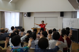 講演会「健康体操」の様子です(ホームページ委員会取材班撮影) 講演会「健康体操」の様子です