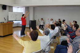 講演会「健康体操」の様子です(ホームページ委員会取材班撮影) 講演会「健康体操」の様子です