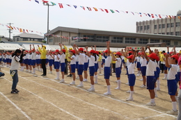 開会式に引き続きラジオ体操です(ホームページ委員会取材班撮影) 開会式に引き続きラジオ体操です