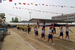 開会式の入場行進(ホームページ委員会取材班撮影) 開会式の入場行進