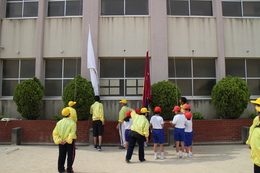 国旗・校旗・体協旗の掲揚(ホームページ委員会取材班撮影) 国旗・校旗・体協旗の掲揚