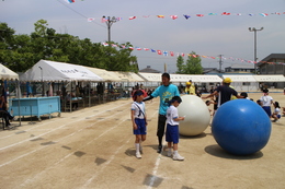 子ども達にアドバイス中(ホームページ委員会取材班撮影) 子ども達にアドバイス中