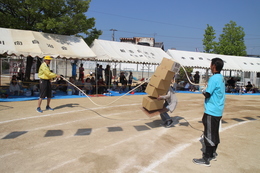 ロープ回し担当中(ホームページ委員会取材班撮影) ロープ回し担当中