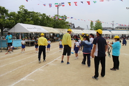 リレー競技で活躍中の審判委員さん達(ホームページ委員会取材班撮影) リレー競技で活躍中の審判委員さん達