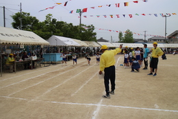 リレー競技で活躍中の審判委員さん達(ホームページ委員会取材班撮影) リレー競技で活躍中の審判委員さん達