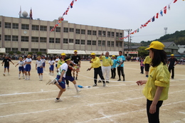 ゴールテープを持つ進行係(ホームページ委員会取材班撮影) ゴールテープを持つ進行係