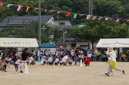 3年生と保護者「なかよくデカパン」(ホームページ委員会取材班撮影) 3年生と保護者「なかよくデカパン」