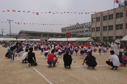 1年生と保護者「みんなでポンポンポン」(ホームページ委員会取材班撮影) 1年生と保護者「みんなでポンポンポン」