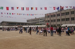 1年生と保護者「みんなでポンポンポン」(ホームページ委員会取材班撮影) 1年生と保護者「みんなでポンポンポン」
