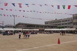 2年生と保護者「香西☆お宝運びリレー」(ホームページ委員会取材班撮影) 2年生と保護者「香西☆お宝運びリレー」