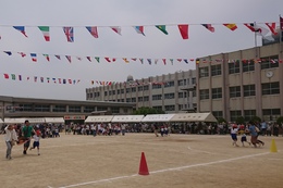 2年生と保護者「香西☆お宝運びリレー」(ホームページ委員会取材班撮影) 2年生と保護者「香西☆お宝運びリレー」