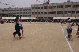 6年生と保護者「家族でイチ・ニ!イチ・ニ!」(ホームページ委員会取材班撮影) 6年生と保護者「家族でイチ・ニ!イチ・ニ!」
