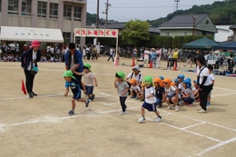 香西保育所・香西幼稚園・初音保育所かけっこ(ホームページ委員会取材班撮影) 香西保育所・香西幼稚園・初音保育所かけっこ