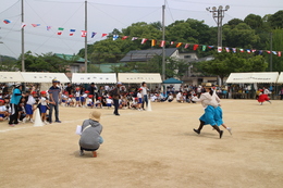 3年生と保護者「なかよくデカパン」(ホームページ委員会取材班撮影) 3年生と保護者「なかよくデカパン」