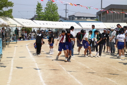 二人三脚リレー「小・中・一般混合」(ホームページ委員会取材班撮影) 二人三脚リレー「小・中・一般混合」