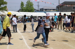 二人三脚リレー「小・中・一般混合」(ホームページ委員会取材班撮影) 二人三脚リレー「小・中・一般混合」