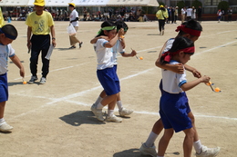 ダブルスプーンレース「小・一般混合」(ホームページ委員会取材班撮影) ダブルスプーンレース「小・一般混合」