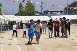 ダブルスプーンレース「小・一般混合」(ホームページ委員会取材班撮影) ダブルスプーンレース「小・一般混合」