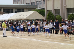 自治区対抗リレー「小学校女子」(ホームページ委員会取材班撮影) 自治区対抗リレー「小学校女子」