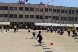 ボール運び競争「小学校混合」(ホームページ委員会取材班撮影) ボール運び競争「小学校混合」