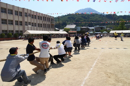 綱引き競争「中・一般混合」(ホームページ委員会取材班撮影) 綱引き競争「中・一般混合」