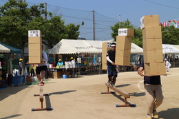 障害物リレー「一般混合」(ホームページ委員会取材班撮影) 障害物リレー「一般混合」