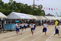 自治区対抗リレー「小学校女子」(ホームページ委員会取材班撮影) 自治区対抗リレー「小学校女子」