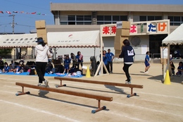 障害物リレー「一般混合」(ホームページ委員会取材班撮影) 障害物リレー「一般混合」
