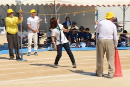 障害物リレー「一般混合」(ホームページ委員会取材班撮影) 障害物リレー「一般混合」