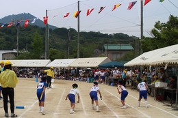 自治区対抗リレー「小学校男子」(ホームページ委員会取材班撮影) 自治区対抗リレー「小学校男子」