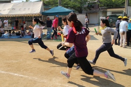 自治区対抗リレー「一般女子」(ホームページ委員会取材班撮影) 自治区対抗リレー「一般女子」