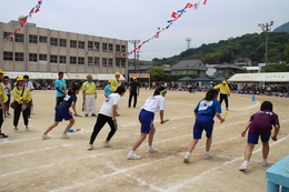 自治区対抗リレー「中学校混合」(ホームページ委員会取材班撮影) 自治区対抗リレー「中学校混合」