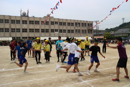 自治区対抗リレー「中学校混合」(ホームページ委員会取材班撮影) 自治区対抗リレー「中学校混合」